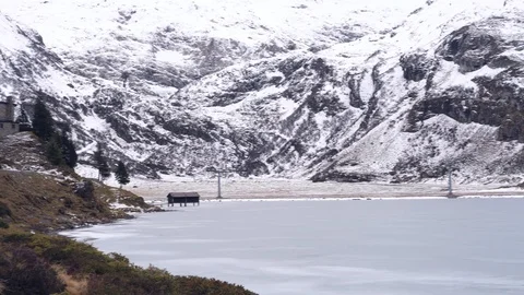 A frozen mountain lake 库存影片 100980129