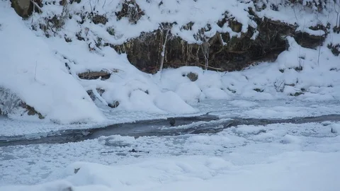 Frozen Mountain River Video stock 100018106