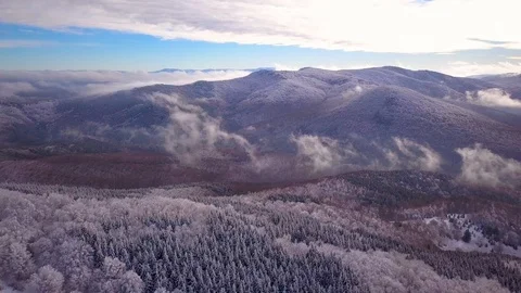 Frozen mountains seen from above 動画素材 85553198