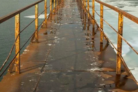 Frozen old pier at river side in winter time. Stockfoto's