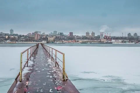 Frozen old pier at river side in winter time. Foto stock
