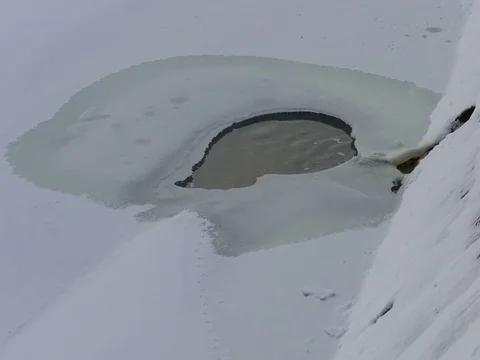 Frozen Over Lake with Small Hole Vidéo 73548718