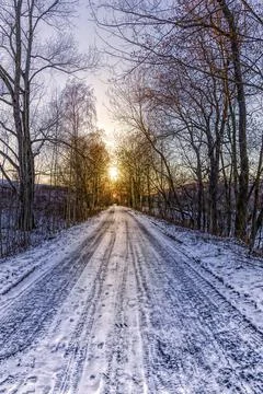 Frozen path and winter sunset Foto stock
