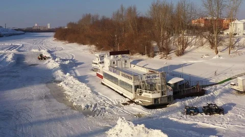 Frozen river boat Video stock 103309998