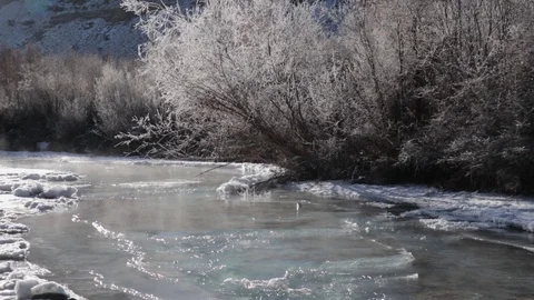 Frozen river sublimating into vapor during the day time on a sunny day in winter Vídeo Stock 121950783