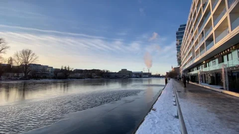 Frozen Spree river with ice hole polynya in Berlin January 11 2026 库存影片 327665734