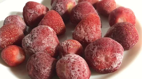 Frozen strawberries melts. time lapse Video stock 112542991