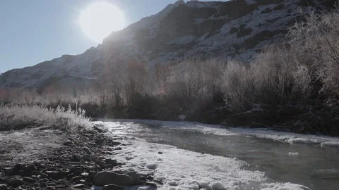 Frozen stream during the day time in winter in ladakh Vidéo 121951060