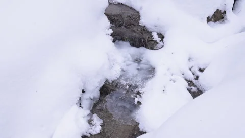Frozen Stream with Snowy Ice Formation in Nature 库存影片 328988106