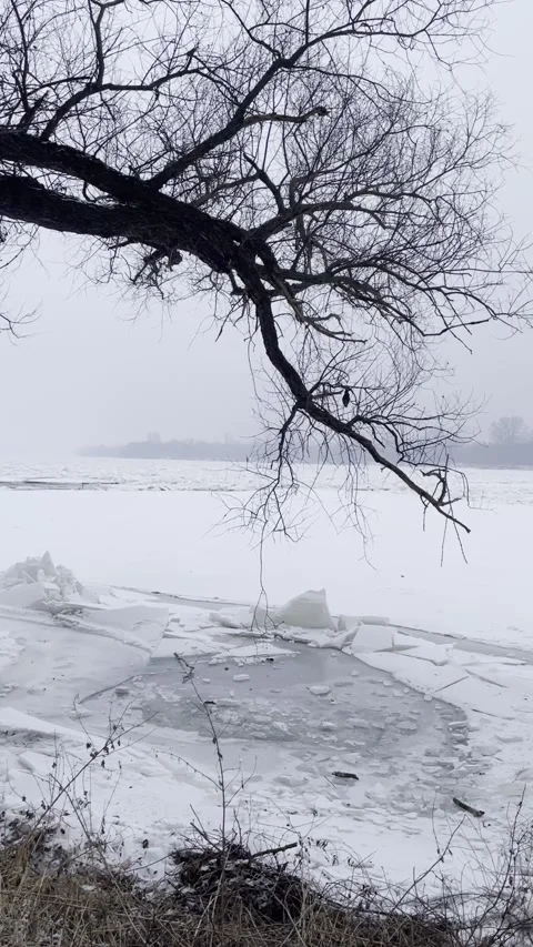 The frozen Vistula River Video stock 328704972