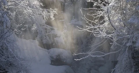 Frozen waterfall and rays of sun 库存影片 71825101