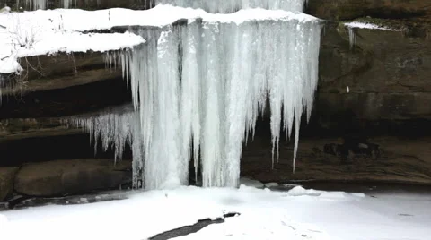 Frozen waterfall in forest Stockbeeldmateriaal 1001518