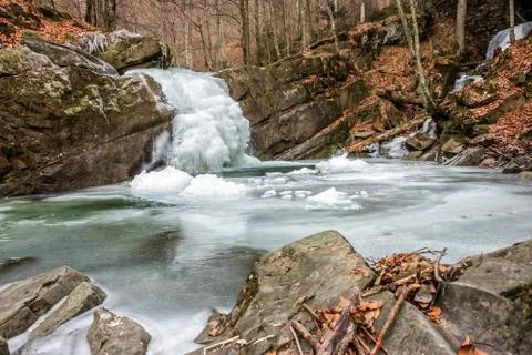 Frozen waterfall in forest Stock-Fotos