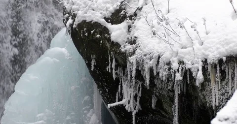 Frozen Waterfall in Winter Mountains Close up Vidéo 71794441