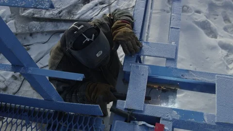 Frozen welder on north Vídeo Stock 123779363