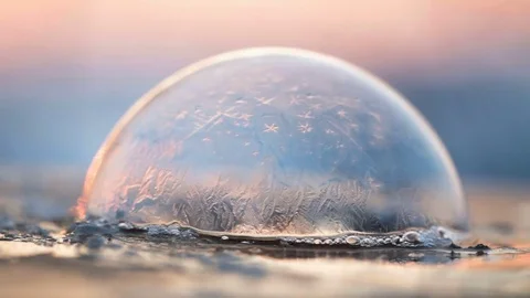 Frozen world - soap bubble freeze Video stock 71788412