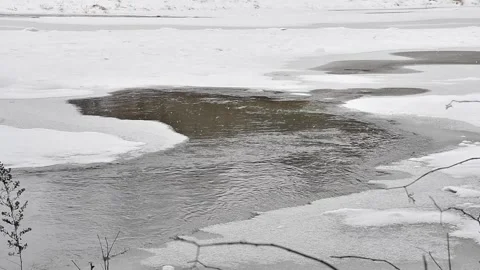 Frozren river flow snow slow mo Video stock 262378993