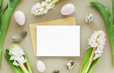 Frühling Ostern Mockup Easter mockup with empty letter and easter eggs on .. Stock-Fotos