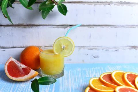 Fruit and juice on the table Foto stock