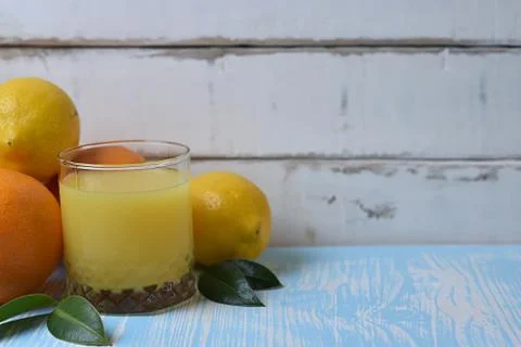 Fruit and juice on the table Foto stock
