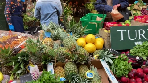 Fruit and vegetable stall at London's Borough Market 库存影片 157821663