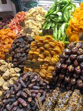 Fruit and vegetable stands on display in the middle of Istanbul Markets Turkey. Stock-Fotos