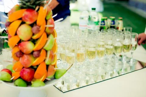 Fruit on the buffet table and glasses with champagne on the table fruit Foto stock