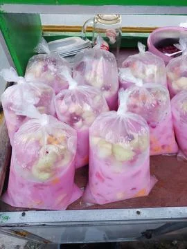 Fruit ice snacks packed in plastic bags and ready to be sold Stock-Fotos
