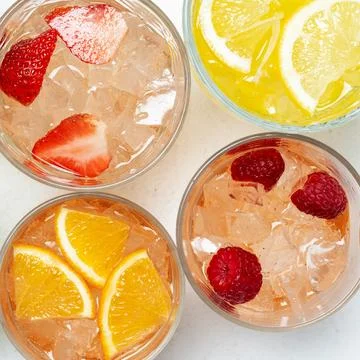 Fruit infused sparkling drinks ice cubes Fotos de archivo
