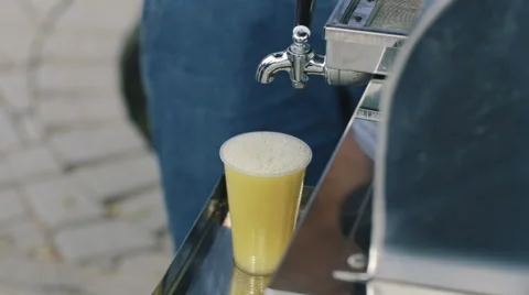 Fruit juice from sugar cane using old technology. 库存影片 62271942