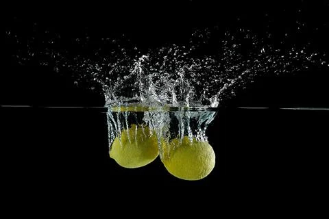 Fruit lemon falling water high speed photograph Foto stock
