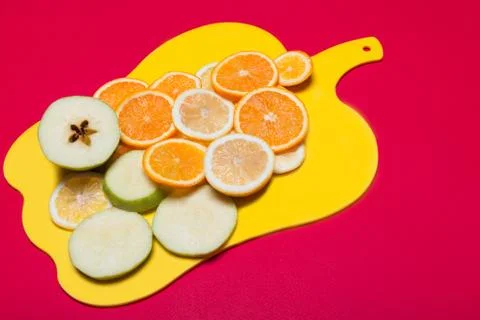 Fruit lying on a cutting board Foto stock