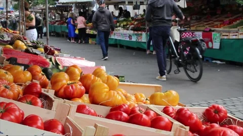 Fruit market in Paris. Stock Footage 140549880