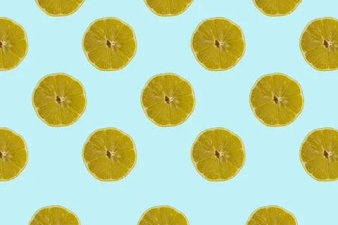 Fruit pattern. Colorful pattern of lemon slices on a blue background. Photo.. 스톡 사진