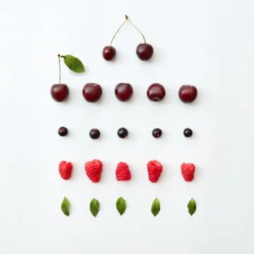 Fruit pattern of fresh berries and greem leaves on white background. Flat lay. Foto stock