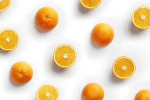 Fruit pattern of fresh orange slices on white background. Copy Space. Pop art Foto stock