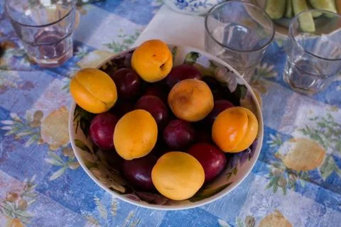 Fruit in a plate on the kitchen table Foto stock