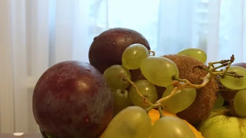 Fruit in a plate on the table. I put the fruit in the bowl. 6 Video stock 98047971