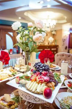 Fruit plate on the table in the restaurant Foto stock