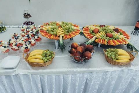 Fruit platter glows under soft, warm light Foto stock