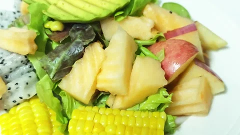 Fruit salad with corn and dragon fruit. Vídeos de archivo 345292811
