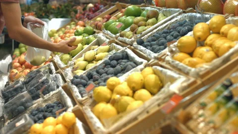 Fruit shelf at the grocery store. Stockbeeldmateriaal 92675410