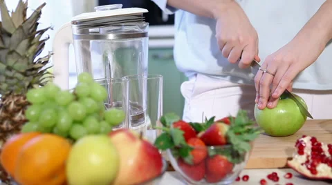 Fruit smoothie blender 33 Video stock 46581514