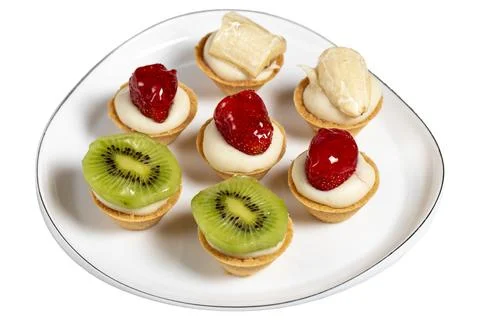 Fruit tartlets isolated on white background. Strawberry, banana and kiwi tart Stockfoto's