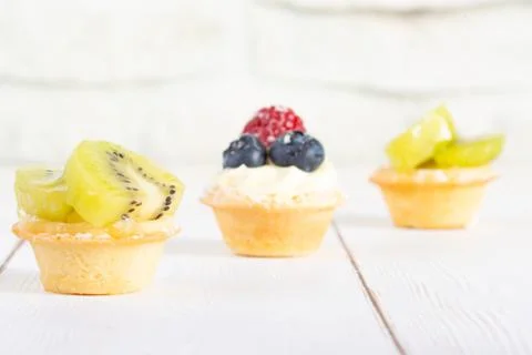 Fruit tartlets on the wite table Stock-Fotos