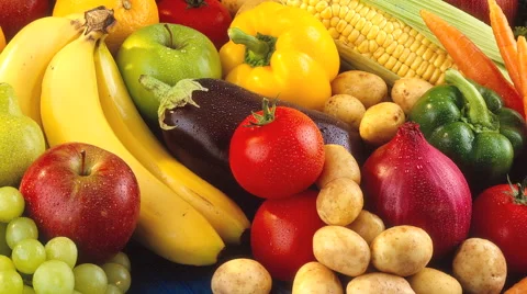  FRUIT VEG IN CLOSE UP MACRO TRACKING SHOT OVERHEAD Vidéo 62231737