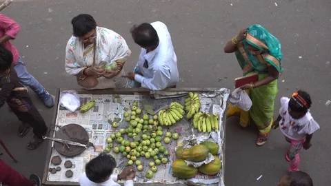 Fruit vendor at Varanasi  Vídeos de archivo 115938737