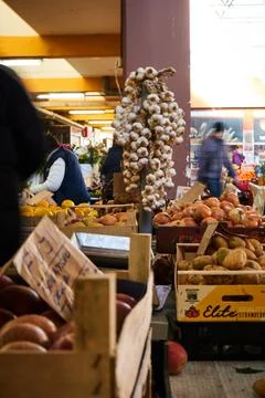 Fruits and vegetables in boxes inside of a farmers market. Foto stock