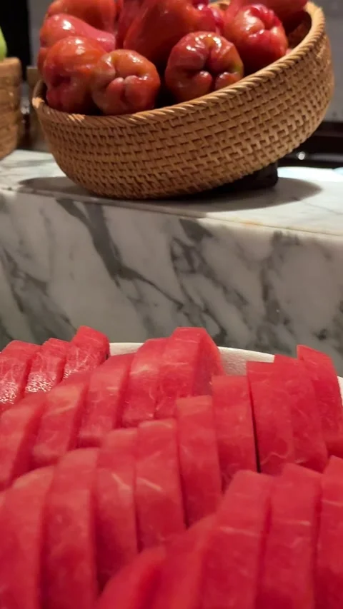 Fruits buffet counter tray of fruit is displayed with a variety of colors and Vídeo Stock 311878869