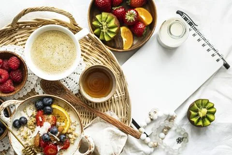Fruity breakfast set with note aside Stockfoto's